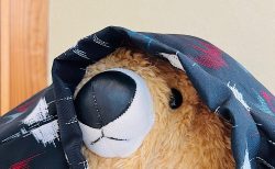 これは、隙間風から守ってくれる枕屏風がわりのくまとはんてん